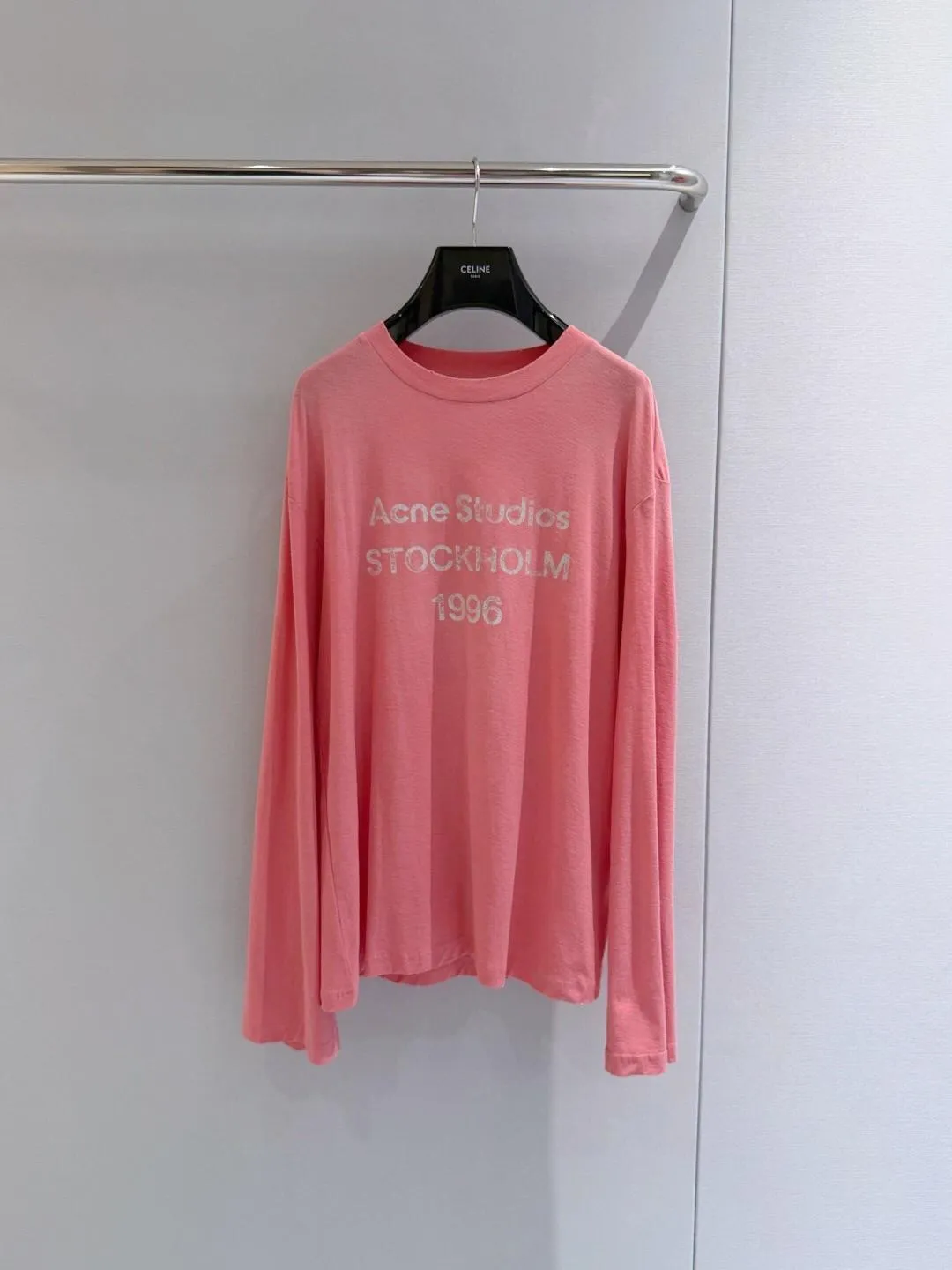 (Newly added, peach pink, white silicone printing) Acne All-Star slub cotton material, Retro washed and distressed version of printed letter long-sleeved T-shirt, made of slub cotton super soft fabric, excellent breathability, after washing process, and then the chest part is made to feel dirty, and the lower part shows a gradient effect. The clothes have a natural and slightly see-through Retro style. The collar, hem and cuffs are slightly frayed to better fit the overall tone. The distressed and cracked printed letters on the chest indicate the location of the brand and headquarters and the year of establishment. It has a very basic but not monotonous design concept. It seems simple and full of trendy and fashionable charm. The overall style continues the neutral atmosphere. The loose-fitting wearing experience for men and women is also very friendly to the figure. It is very nice whether worn alone or as an inner layer. Grams of washed slub cotton Black, White, Pink, Green, Dark Blue, Light Blue, Glacier Blue, Brick Red, Peach Pink, White Silicone Print S M L Sleeve length 69.5, shoulder width 54.5)